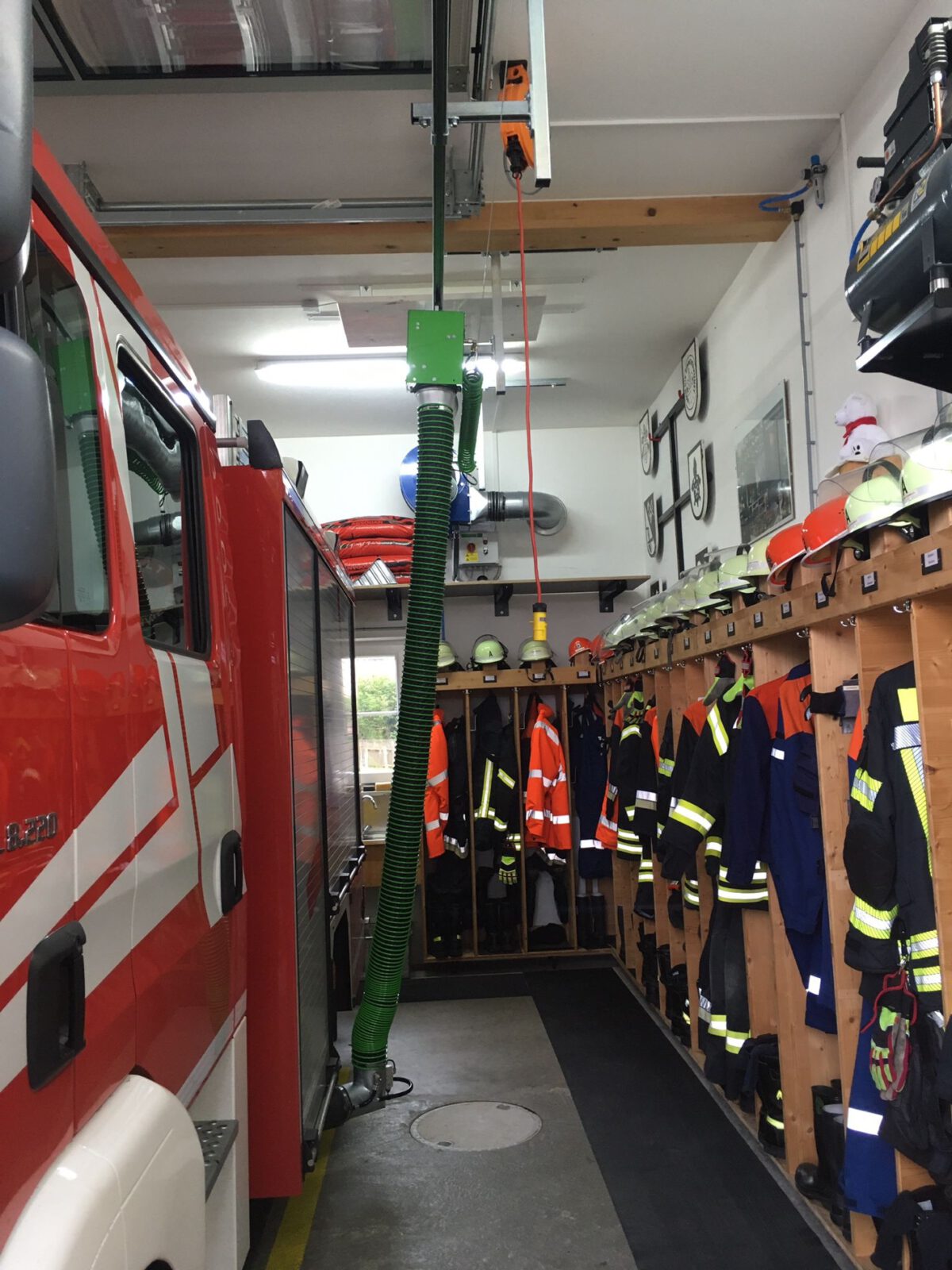 Neu installiert im Feuerwehrhaus: Automatische Absauganlage für die Abgase des Löschfahrzeuges.
