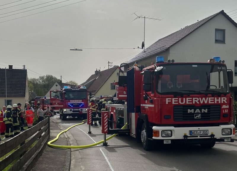 DLK und HLF der FF Wertingen stehen in der Ortsmitte von Hirschbach.