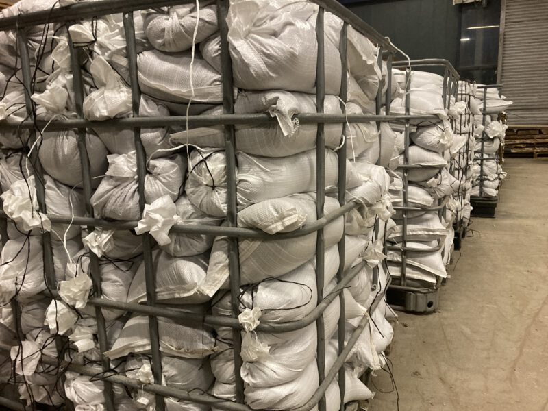 Mit Sandsäcken gefüllte Gitterboxen stehen in der Halle des Wertinger Betriebshofes.