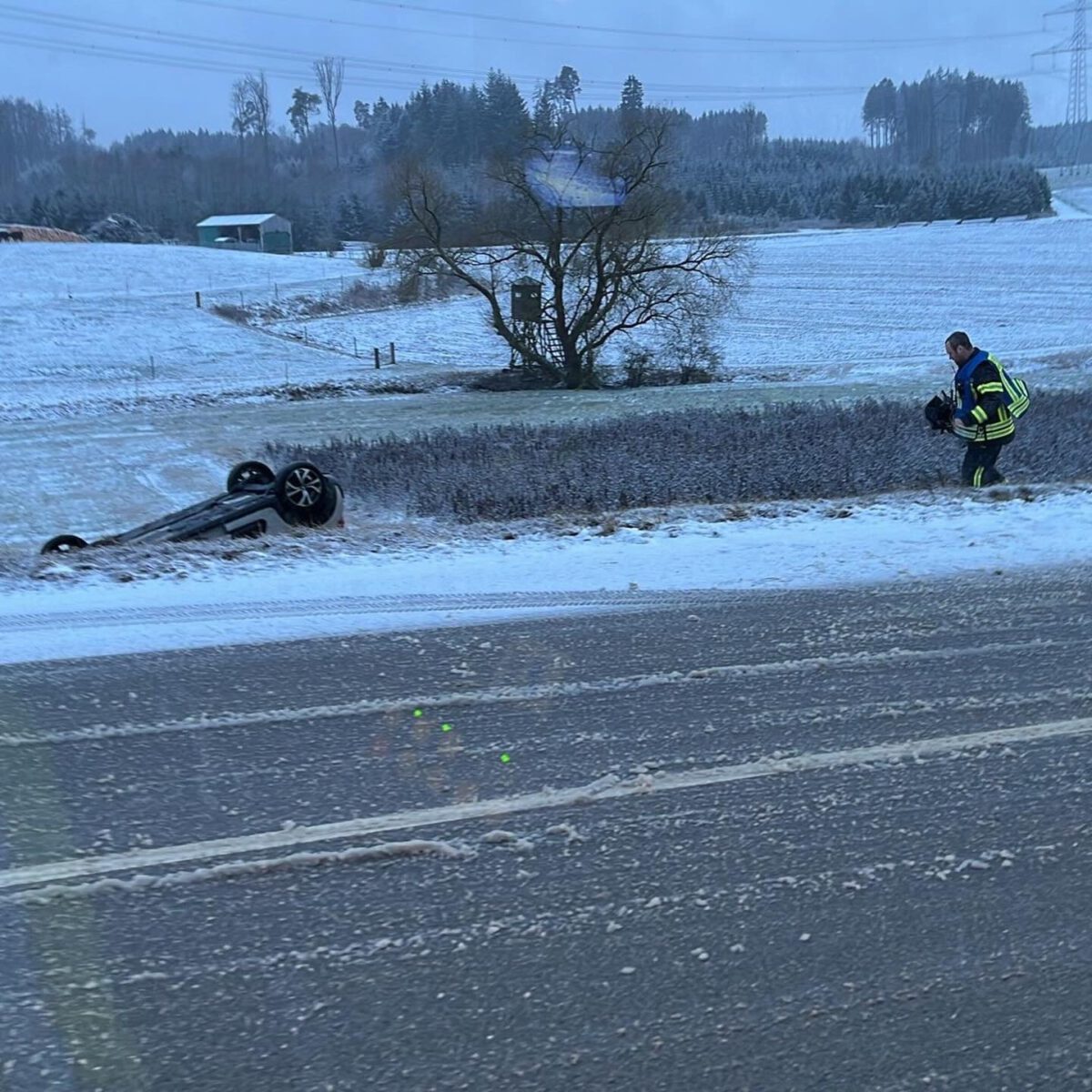 Auto landet auf dem Dach