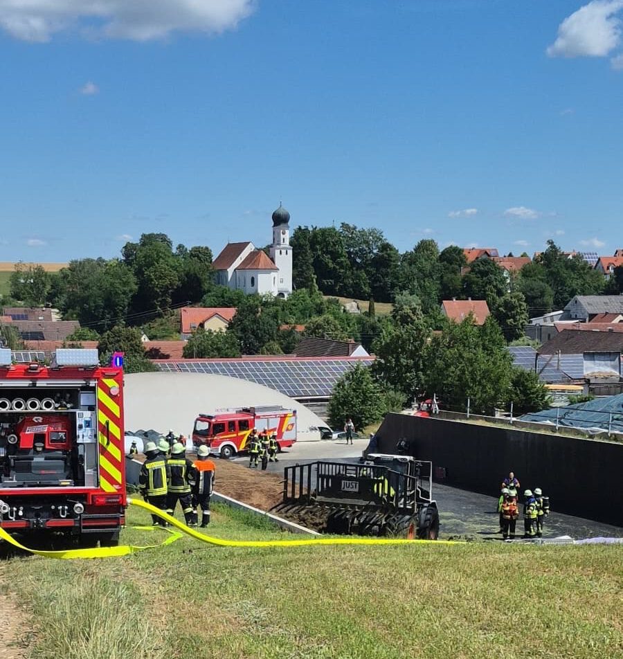 Brennender Radlader in Hirschbach