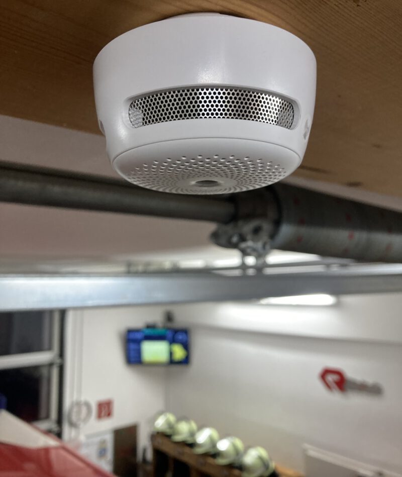 Nahaufnahme des Rauchmelders in der Fahrzeughalle der FF Rieblingen.