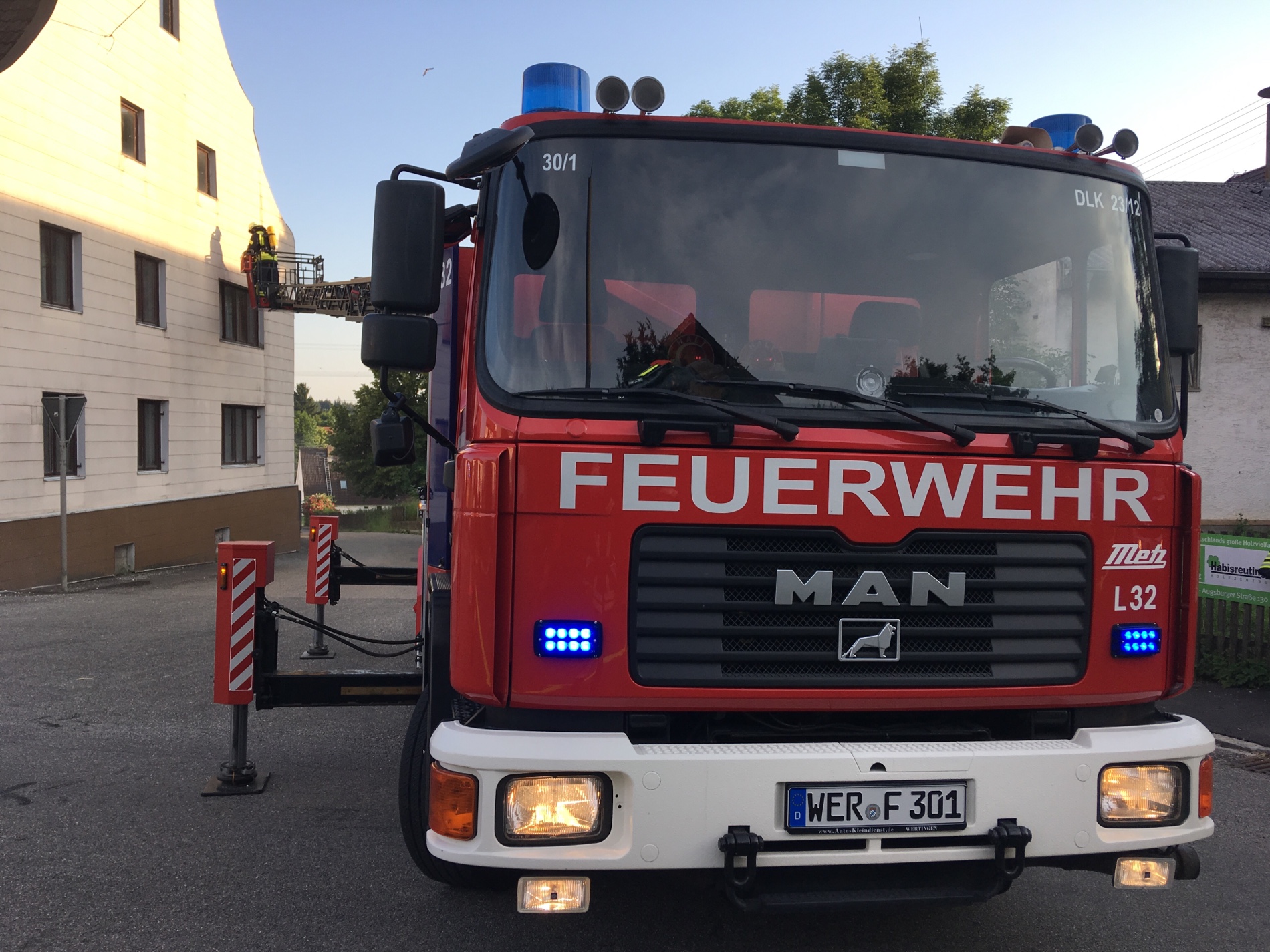 Die Drehleiter der Feuerwehr Wertingen steht in der Asbacher Straße, um an der Stirnseite des Gebäudes anzuleitern.