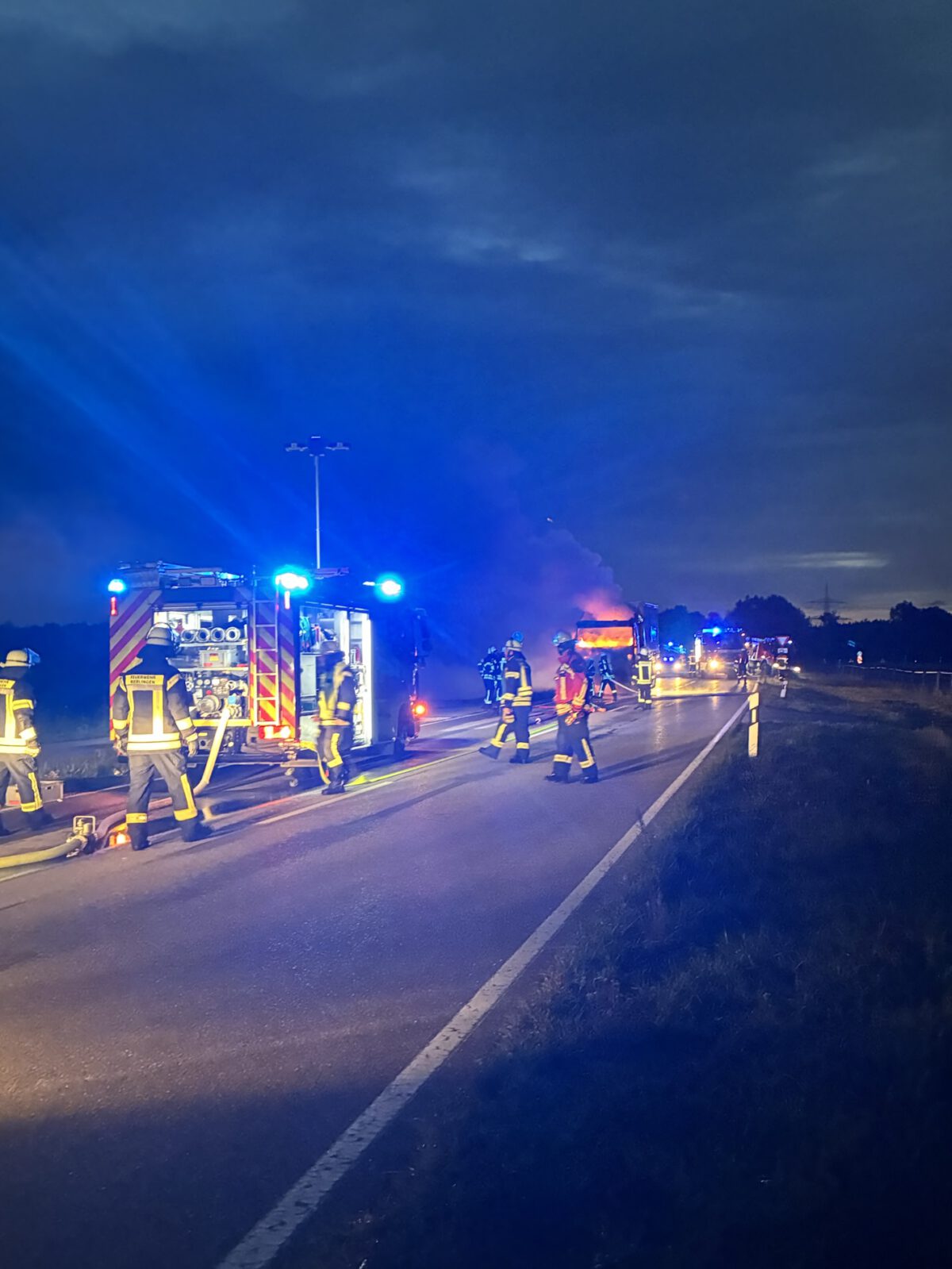 Brennender Lkw am Ortsrand