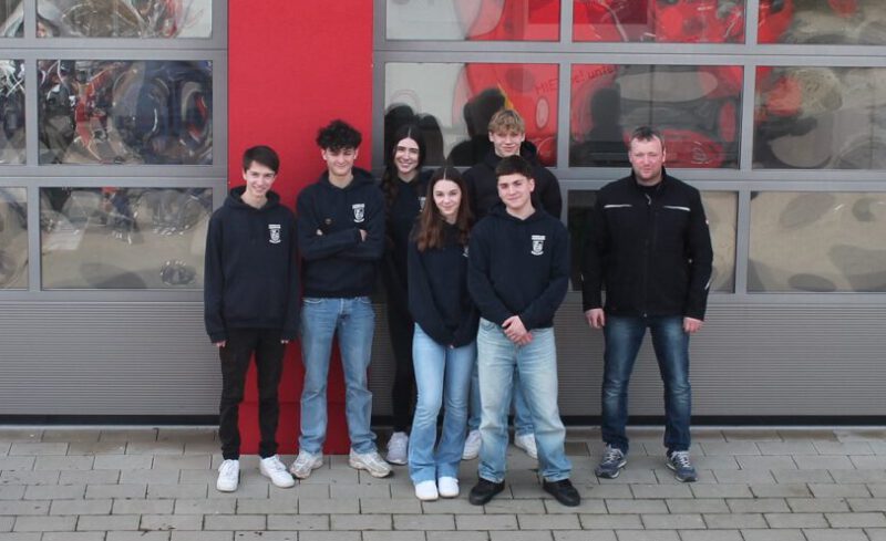 Die Jugendgruppe der Freiwilligen Feuerwehr Rieblingen steht vor dem Feuerwehrhaus in Villenbach.